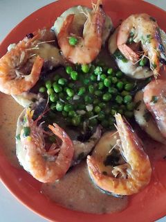 Una foto de Merluza con langostinos en salsa