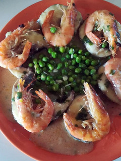 Una foto de Merluza con langostinos en salsa