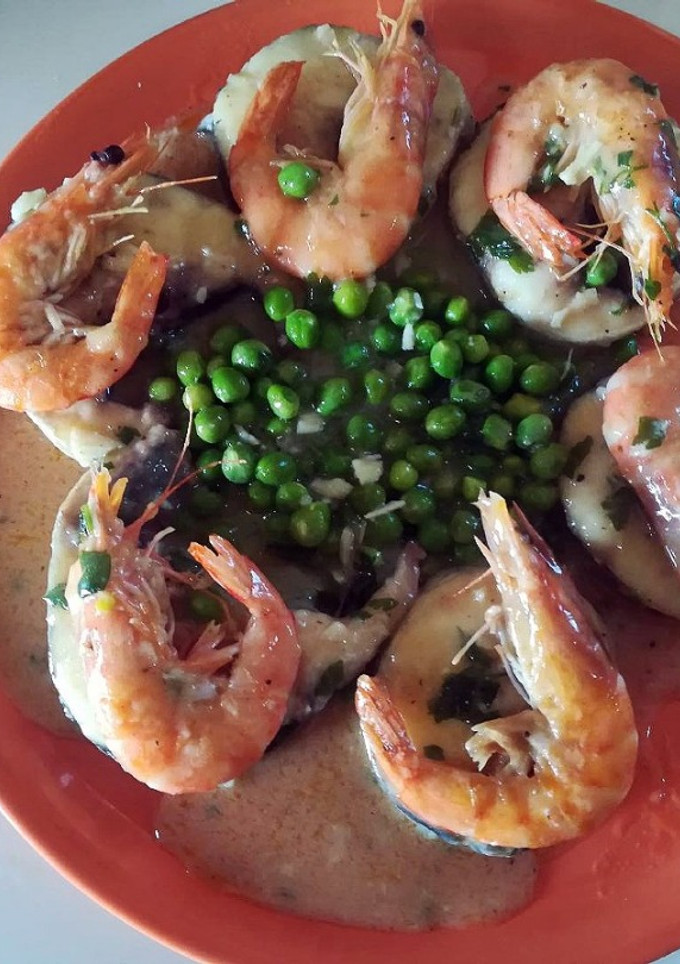 Una foto de Merluza con langostinos en salsa