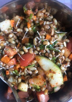 अंकुरित मोठ सलाद (ankurit moth salad recipe in Hindi) रेसिपी मुख्य फोटो