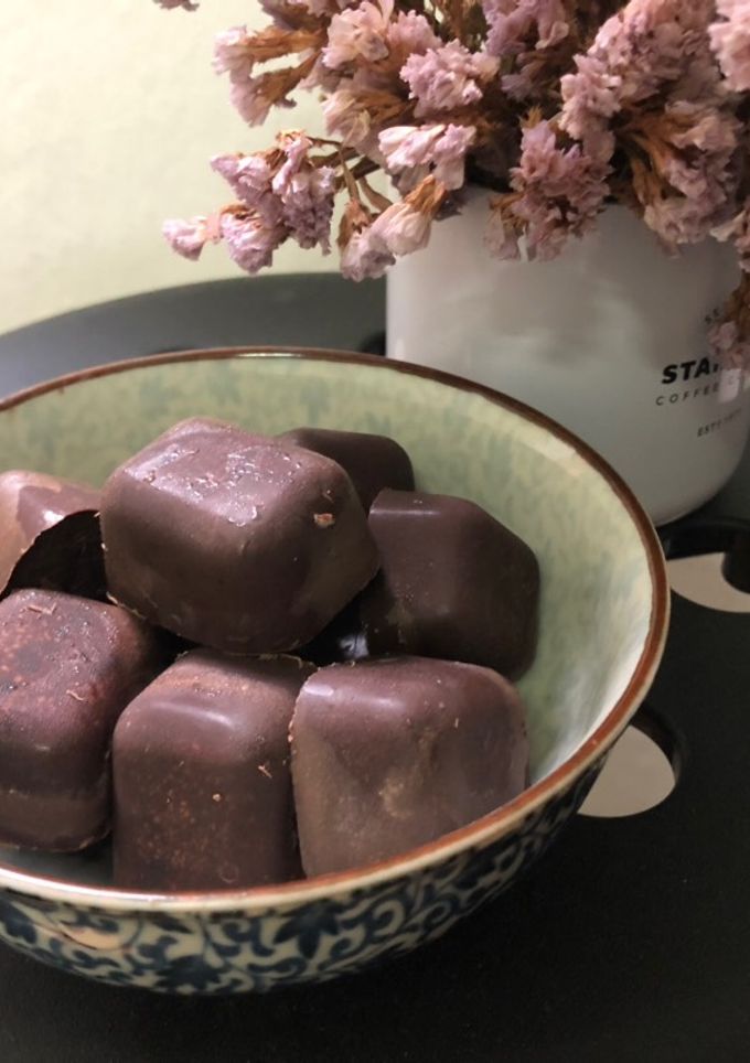 Keto-freundliche Schoko Fat Bomb (ohne backen) Rezepthauptbild