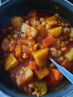 Una foto de Garbanzos con verduras y patatas
