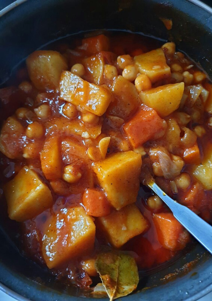Una foto de Garbanzos con verduras y patatas