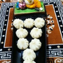 A picture of रव्याचे उकडीचे मोदक.