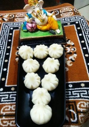 A picture of रव्याचे उकडीचे मोदक.