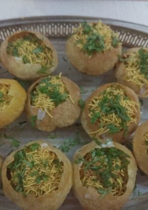 A picture of Raj kachori.