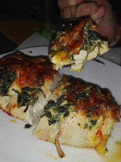 Una foto de Pechuga de pollo rellena de espinacas