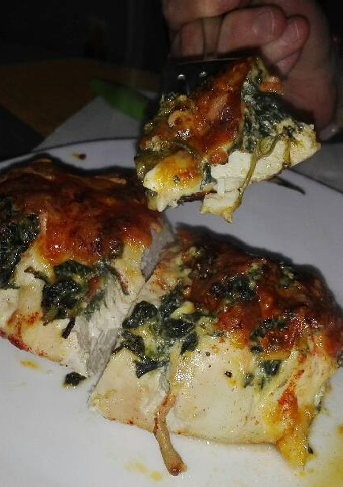 Una foto de Pechuga de pollo rellena de espinacas