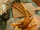 Grissinis caseros con harina de garbanzo