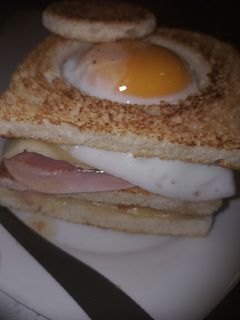 Una foto de Sándwich triple