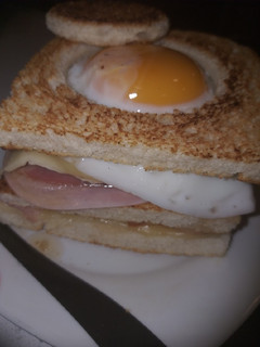 Una foto de Sándwich triple