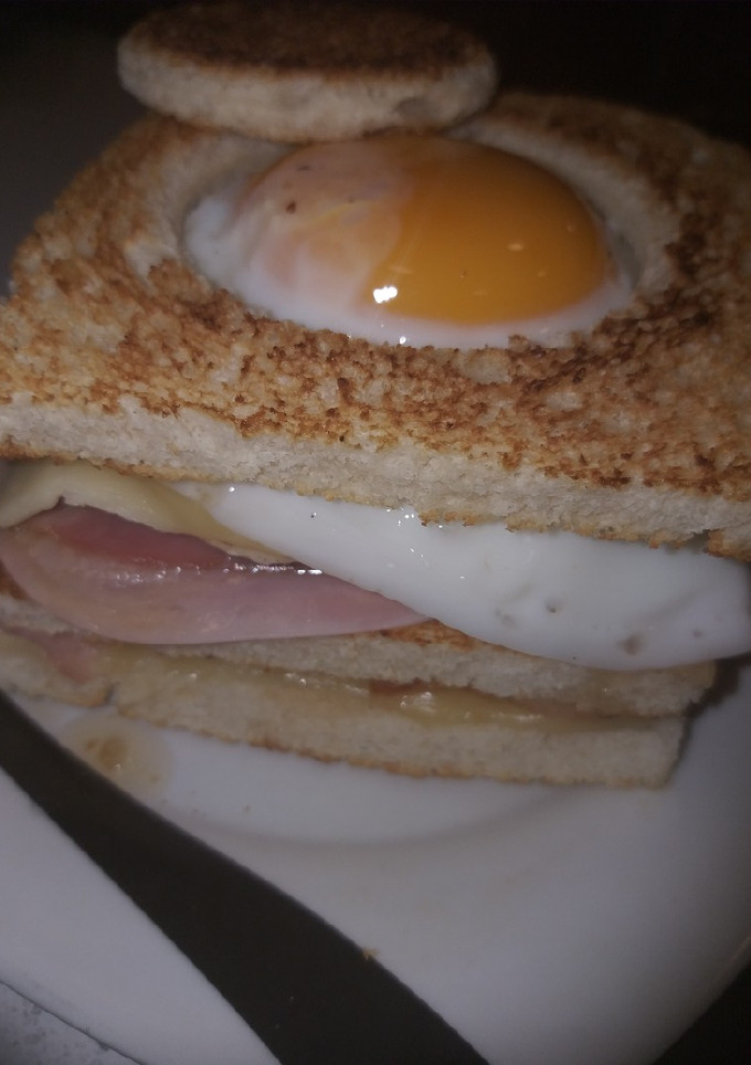 Una foto de Sándwich triple