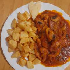 Una foto de Pollo con champiñones en salsa de tomate