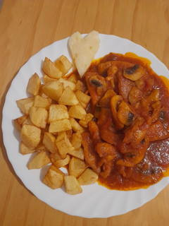 Una foto de Pollo con champiñones en salsa de tomate