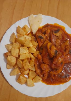Una foto de Pollo con champiñones en salsa de tomate