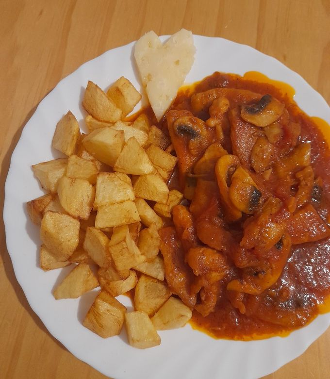Foto principal de Pollo con champiñones en salsa de tomate