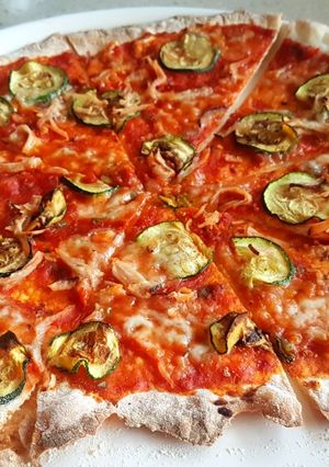 Zdjęcie przepisu Pizza na cienkim cieście.