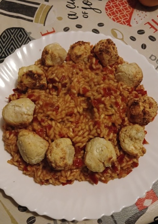 Una foto de Risotto con morrón y albóndigas de ricotta al horno