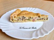 Una foto di torta salata con scamorza