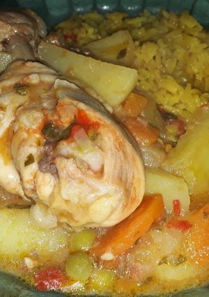 Una foto de Estofado de pollo con arroz amarillo