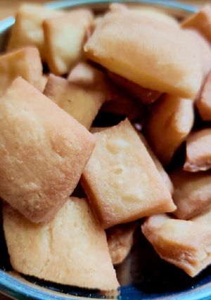 શક્કરપારા (Shakkarpara Recipe In Gujarati) રેસીપી મુખ્ય ફોટો