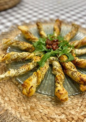 Una foto de Lacitos de hojaldre con pesto rosso