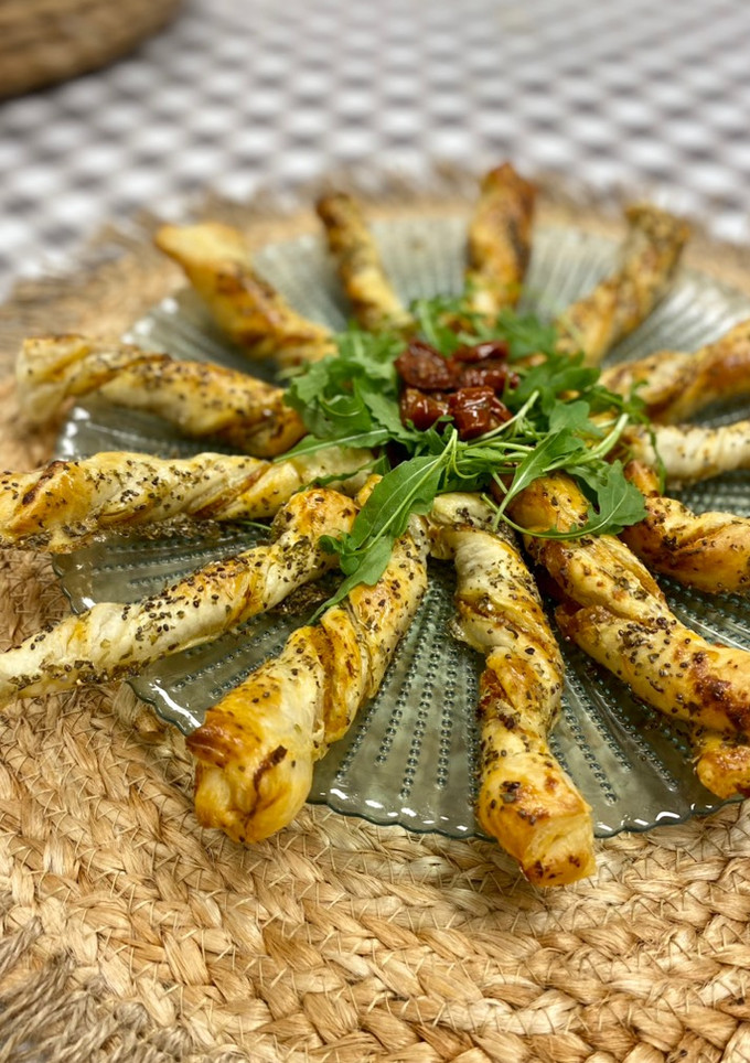 Una foto de Lacitos de hojaldre con pesto rosso