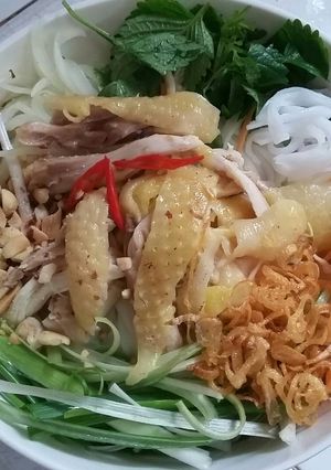 Hình của món Phở gà trộn.