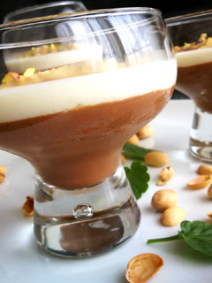 Una foto de Panna Cotta de chocolate y nata con coulis de fresa