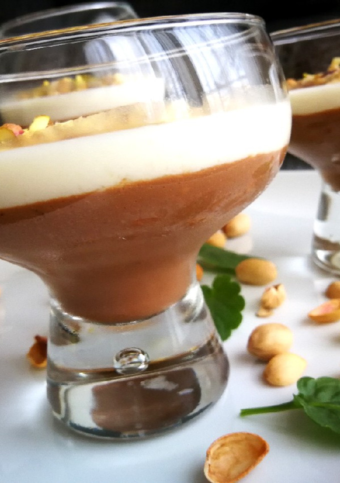 Una foto de Panna Cotta de chocolate y nata con coulis de fresa