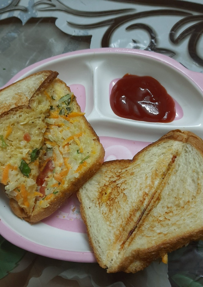 વેજ. મેયો સેન્ડવિચ (Veg Mayo Sandwich Recipe In Gujarati) રેસીપી મુખ્ય ફોટો