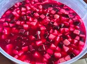 Una foto de ensalada de betabel con naranja navideña
