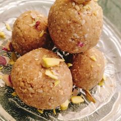 Til moongfali ladoo A picture of Til moongfali ladoo.