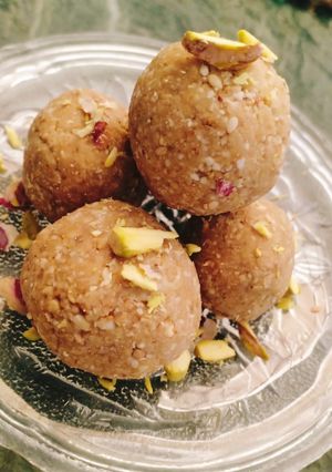 A picture of Til moongfali ladoo.