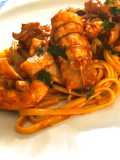 Tagliolini in rosso gamberi seppioline e cicale