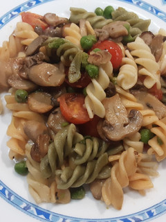 Una foto de Pasta con champiñones, guisantes y tomates cherry