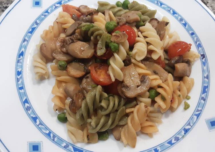 Pasta con champiñones, guisantes y tomates curry