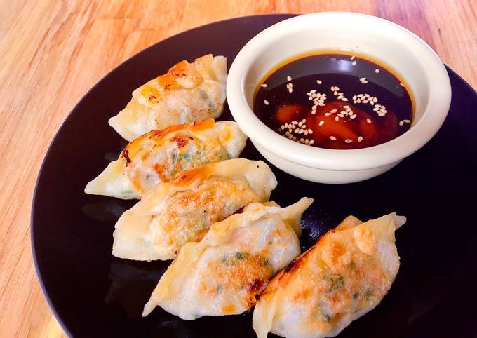 Bạn muốn thử tạo ra những chiếc bánh xếp nhật gyoza đặc sắc tại nhà mà không cần phải đi đến nhà hàng hay siêu thị để mua các nguyên liệu phức tạp? Hãy xem hình ảnh về cách làm bánh xếp nhật gyoza tự chế để có được bí quyết và kinh nghiệm thực hiện.