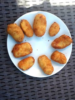 Una foto de Croquetas de queso azul 🧀 🟦