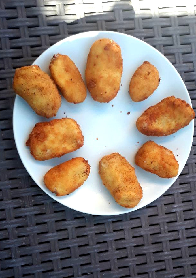 Una foto de Croquetas de queso azul 🧀 🟦