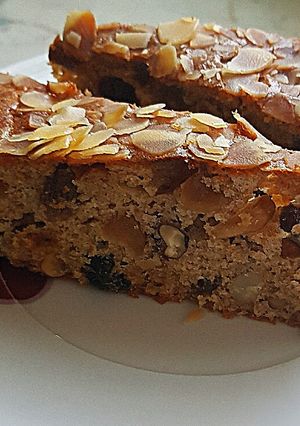 Aszalt gyümölcsös torta recept fotója