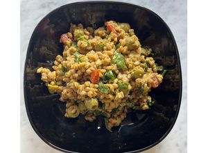 Foto di Insalata di farro con pesto, rucola, basilico, olive verdi e pomodori 🍅🌱