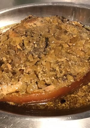 Une photo de Rouelle de porc au four aux oignons marinée miel,herbes et épices
