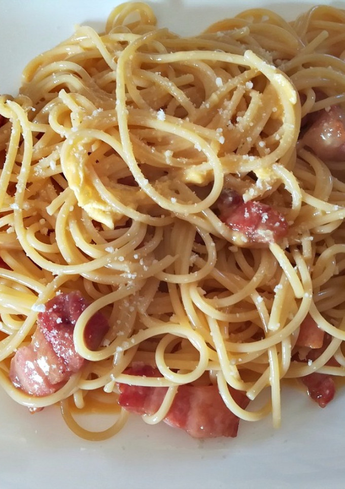 Una foto de Salsa carbonara Auténtica, con espagueti