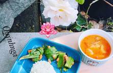 Thai food: cơm lá dứa- gà nướng lá dứa-canh tomyum