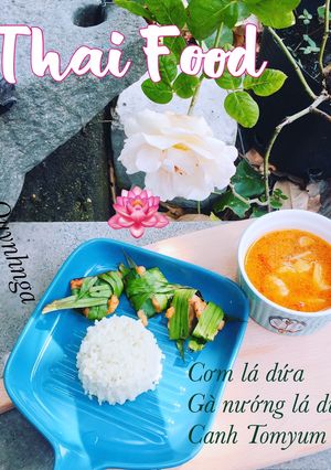 Hình của món Thai food: cơm lá dứa- gà nướng lá dứa-canh tomyum.