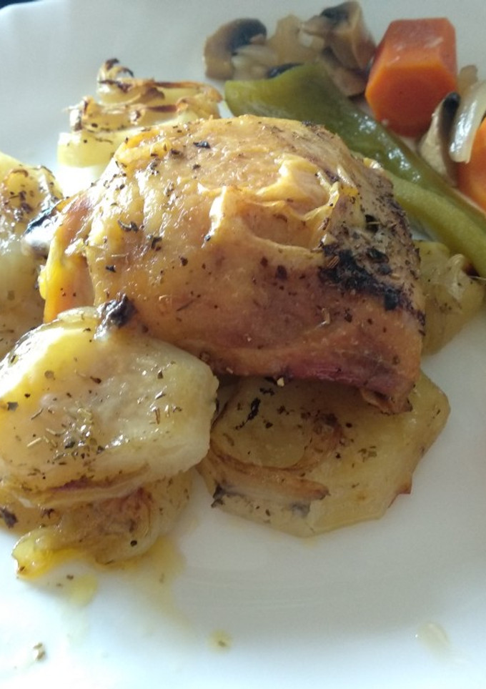Una foto de Pollo al horno con patatas