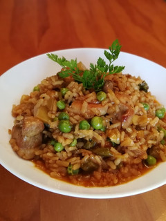Una foto de Arroz con pollo y costillas de cerdo con guisantes de la huerta