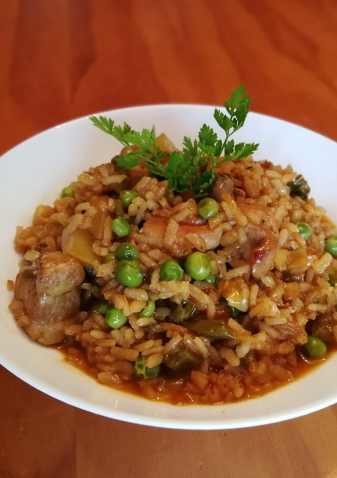 Una foto de Arroz con pollo y costillas de cerdo con guisantes de la huerta