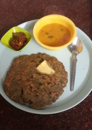 A picture of Bajre ki bottle gourd roti and dal.